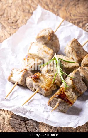 Gegrilltes griechisches Souvlaki auf weißem Papier Stockfoto