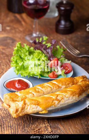 Frankfurter in Blätterteig auf einem Teller Stockfoto