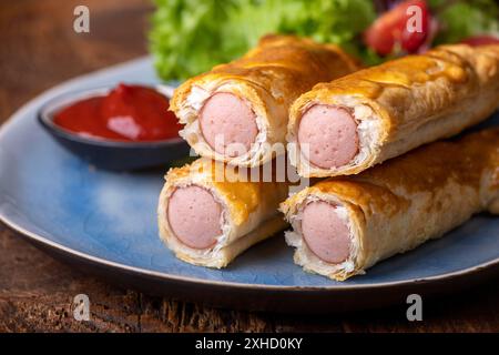 Frankfurter in Blätterteig auf einem Teller Stockfoto