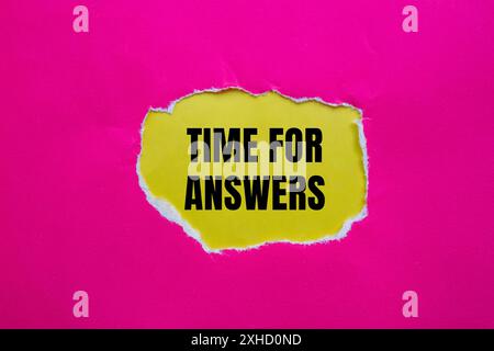 Zeit für Antworten Wörter auf gerissenem rosafarbenem Papier mit gelbem Hintergrund. Symbol für die konzeptionelle Zeit für Antworten. Kopierbereich. Stockfoto