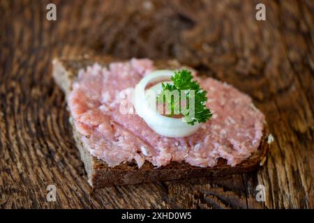 Deutsche Hackfleischwurst auf Holz Stockfoto