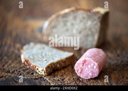 Deutsche Hackfleischwurst auf Holz Stockfoto