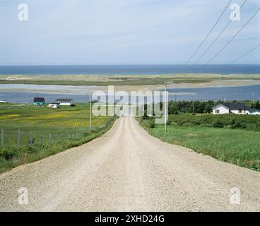 Steile Schotterstraße auf der Großen Ile im Sommer, Magdalen-Inseln, Quebec, Kanada Stockfoto