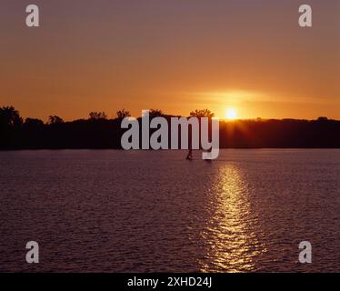 Kleine Segelboote auf dem Ottawa River bei Sonnenuntergang im Sommer, Ontario, Kanada Stockfoto