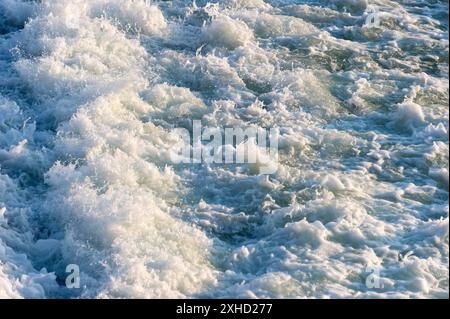 Aufgerührtes weißschäumendes Wasser, Sprühen auf Wasserkaskaden am Lechweir, Fluss Lech, Hintergrund, Landsberg am Lech, Oberbayern, Bayern, Deutschland Stockfoto