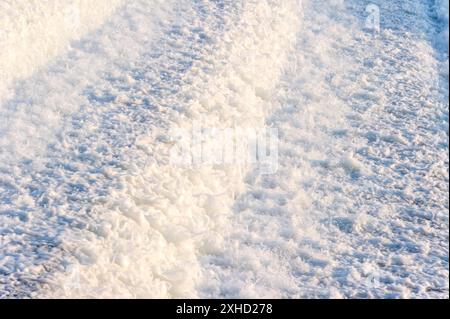 Aufgerührtes weißschäumendes Wasser, Sprühen auf Wasserkaskaden am Lechweir, Fluss Lech, Hintergrund, Landsberg am Lech, Oberbayern, Bayern, Deutschland Stockfoto