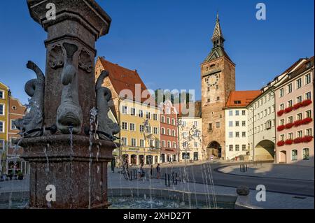 Mittelalterlicher Torturm, Schmalzturm Stadttor oder schöner Turm, barocke Skulpturen wie Wasserspeier, Delfine am Marienbrunnen, Hauptplatz Stockfoto