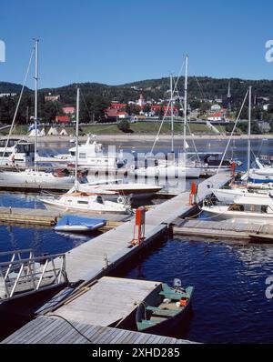 Boote liegen im Sommer in Tadoussac Marina, North Shore, Quebec, Kanada Stockfoto