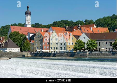 Fluss Lech, weißes schäumendes Aufwirbeln, Wassersprühung der Wasserkaskaden am Lechweir, Altstadt mit Pfarrkirche Mariae Himmelfahrt, Landsberg am Lech Stockfoto