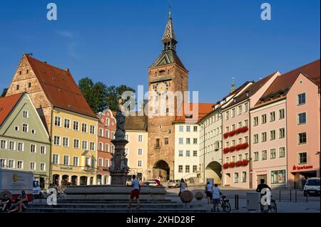 Mittelalterlicher Torturm, Stadttor Schmalzturm oder schöner Turm, Marienbrunnen, Hauptplatz, Altstadt, Landsberg am Lech, Oberbayern Stockfoto