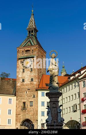 Mittelalterlicher Torturm, Stadttor Schmalzturm oder schöner Turm, Springbrunnenfigur der Jungfrau Maria, barocker Marienbrunnen, Hauptplatz, Altstadt Stockfoto