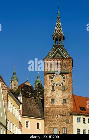 Mittelalterlicher Torturm, Stadttor Schmalzturm oder schöner Turm, Hauptplatz, oberhalb der Heilig Geist Spital Kirche, Altstadt, Landsberg am Lech Stockfoto