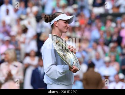 Juli 2024; All England Lawn Tennis and Croquet Club, London, England; Wimbledon Tennis Tournament, 13. Tag; Barbora Krejcikova (CZE) posiert mit der Trophäe für Damen Stockfoto