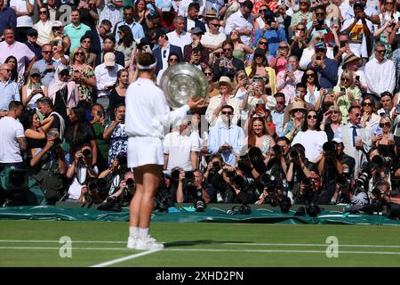 Juli 2024; All England Lawn Tennis and Croquet Club, London, England; Wimbledon Tennis Tournament, 13. Tag; Barbora Krejcikova (CZE) posiert für Fotografen mit der Trophäe für Damen-Einzel-Teller Stockfoto