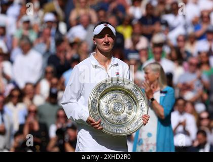 Juli 2024; All England Lawn Tennis and Croquet Club, London, England; Wimbledon Tennis Tournament, 13. Tag; Barbora Krejcikova (CZE) hält die Trophäe für Damen im Einzel-Teller Stockfoto