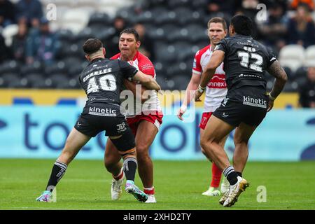 Jack Charles von Hull FC bekämpft Ryan Hall of Hull KR während des Spiels der Betfred Super League Runde 17 Hull FC gegen Hull KR im MKM Stadium, Hull, Vereinigtes Königreich, 13. Juli 2024 (Foto: Gareth Evans/News Images) Stockfoto