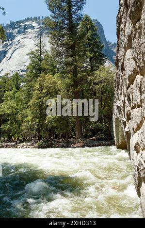 Der Merced River ist nach dem Frühlingsregen und der Schneeschmelze im Yosemite-Nationalpark, Kalifornien, im Jahr 2005 schnell fließend Stockfoto