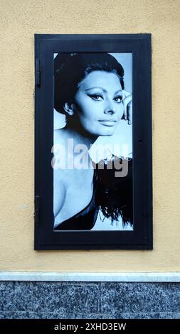 Neapel, Italien. Juni 2024. Fotografisches Porträt von Sofia an einer Wand am Stadtrand. Stockfoto