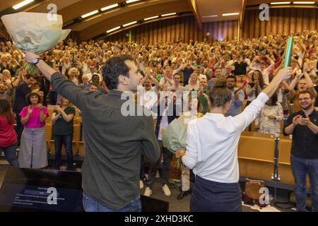 Louvain La Neuve, Belgien. Juli 2024. Die neu gewählten Samuel Cogolati und Marie Lecocq wurden während eines Parteitreffens der französischsprachigen grünen Partei Ecolo zur Wahl zweier neuer Parteivorsitzender in Louvain-La-Neuve am Samstag, den 13. Juli 2024, in Louvain-La-Neuve vorgestellt. Das Duo Samuel Cogolati und Marie Lecocq und das Tandem von Marie-Colline Leroy und Gilles Vanden Burre wetteifern um die Ko-Präsidentschaft von Ecolo. BELGA FOTO NICOLAS MAETERLINCK Credit: Belga News Agency/Alamy Live News Stockfoto