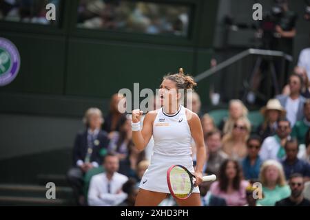 Die Italienerin Jasmine Paolini kehrt am 13. Juli 2024 im All England Lawn Tennis and Croquet Club in Wimbledon, Südwesten Londons, gegen Barbora Krejcikova zurück 2024. Quelle: MB Media Solutions/Alamy Live News Stockfoto