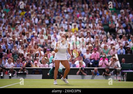 Die Italienerin Jasmine Paolini kehrt am 13. Juli 2024 im All England Lawn Tennis and Croquet Club in Wimbledon, Südwesten Londons, gegen Barbora Krejcikova zurück 2024. Quelle: MB Media Solutions/Alamy Live News Stockfoto