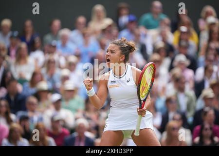 Die Italienerin Jasmine Paolini kehrt am 13. Juli 2024 im All England Lawn Tennis and Croquet Club in Wimbledon, Südwesten Londons, gegen Barbora Krejcikova zurück 2024. Quelle: MB Media Solutions/Alamy Live News Stockfoto