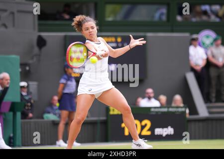 Die Italienerin Jasmine Paolini kehrt am 13. Juli 2024 im All England Lawn Tennis and Croquet Club in Wimbledon, Südwesten Londons, gegen Barbora Krejcikova zurück 2024. Quelle: MB Media Solutions/Alamy Live News Stockfoto