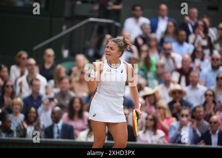 Die Italienerin Jasmine Paolini kehrt am 13. Juli 2024 im All England Lawn Tennis and Croquet Club in Wimbledon, Südwesten Londons, gegen Barbora Krejcikova zurück 2024. Quelle: MB Media Solutions/Alamy Live News Stockfoto