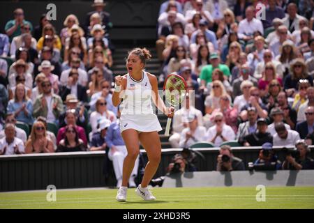 Die Italienerin Jasmine Paolini kehrt am 13. Juli 2024 im All England Lawn Tennis and Croquet Club in Wimbledon, Südwesten Londons, gegen Barbora Krejcikova zurück 2024. Quelle: MB Media Solutions/Alamy Live News Stockfoto