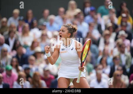 Die Italienerin Jasmine Paolini kehrt am 13. Juli 2024 im All England Lawn Tennis and Croquet Club in Wimbledon, Südwesten Londons, gegen Barbora Krejcikova zurück 2024. Quelle: MB Media Solutions/Alamy Live News Stockfoto