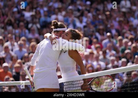 Barbora Krejcikova feiert, nachdem sie 2024 am 13. Juli 2024 im All England Lawn Tennis and Croquet Club in Wimbledon, Südwesten Londons, gegen die Italienerin Jasmine Paolini gewonnen hat. Krejcikova gewann das Spiel mit 6:2, 2:6, 6:4. Quelle: MB Media Solutions/Alamy Live News Stockfoto