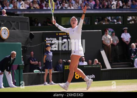 Barbora Krejcikova feiert, nachdem sie 2024 am 13. Juli 2024 im All England Lawn Tennis and Croquet Club in Wimbledon, Südwesten Londons, gegen die Italienerin Jasmine Paolini gewonnen hat. Krejcikova gewann das Spiel mit 6:2, 2:6, 6:4. Quelle: MB Media Solutions/Alamy Live News Stockfoto