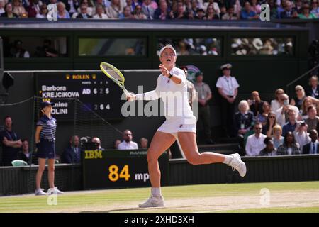 Barbora Krejcikova feiert, nachdem sie 2024 am 13. Juli 2024 im All England Lawn Tennis and Croquet Club in Wimbledon, Südwesten Londons, gegen die Italienerin Jasmine Paolini gewonnen hat. Krejcikova gewann das Spiel mit 6:2, 2:6, 6:4. Quelle: MB Media Solutions/Alamy Live News Stockfoto