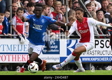 WEZEP - (l-r) Rabbiner Matondo vom Rangers FC, Devyne Rensch von Ajax während des Freundschaftsspiels zwischen Ajax und Rangers FC im Sportpark Mulderssingel am 13. Juli 2024 in Wezep, Niederlande. ANP GERRIT VAN KÖLN Stockfoto