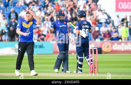 Hove UK 13. Juli 2024 - Michael Pepper aus Essex feiert seinen Sieg beim Cricket-Spiel Vitality T20 Blast zwischen Sussex Sharks und Essex auf dem 1. Central County Ground in Hove: Credit Simon Dack /TPI/ Alamy Live News Stockfoto