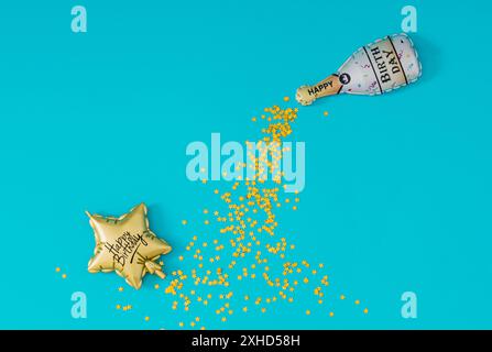 Trendiges Layout mit Geburtstagskerzen und goldenen Glitzersternen-Konfetti auf hellblauem Hintergrund. Minimales Konzept zur Geburtstagsfeier. Stockfoto
