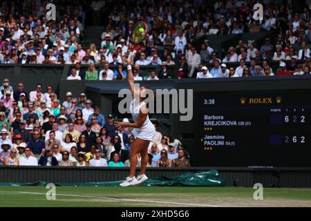 Juli 2024; All England Lawn Tennis and Croquet Club, London, England; Wimbledon Tennis Tournament, 13. Tag; Jasmine Paolini (ITA) dient der Lady Singles Final Barbora Krejcikova (CZE) Stockfoto