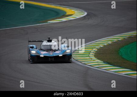 São PAULO, SP - 13.07.2024: FIA WEC 6 HORAS DE São PAULO - Alpine A424 gefahren von Nicolas Lapierre, Mick Schumacher und Matthieu Vaxiviere während des dritten freien Trainings der Rolex 6 Stunden von São Paulo, die am 13. Juni 2024 auf der Rennstrecke Interlagos-SP stattfand. (Foto: Renato Assis/Fotoarena) Stockfoto