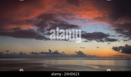 Farbenfrohe Dämmerung über dem Karibischen Meer von Dominica Island. Stockfoto