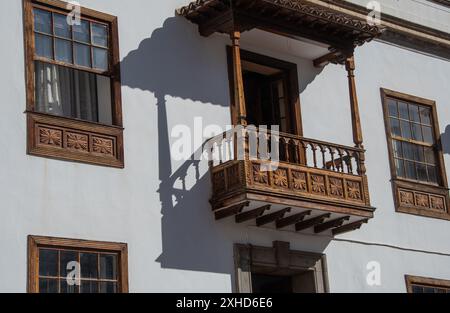 Traditionelle Holzbalkone auf der Kanarischen Insel Teneriffa Stockfoto