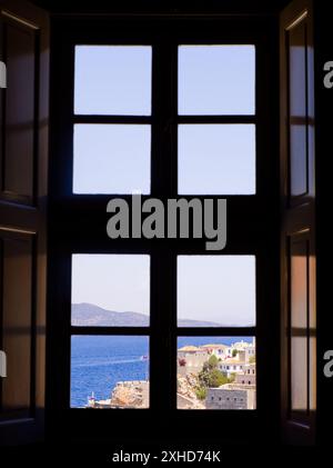 Blick auf das ägäische Meer vom Fenster in Hydra, Saronischer Golf, Griechenland Stockfoto