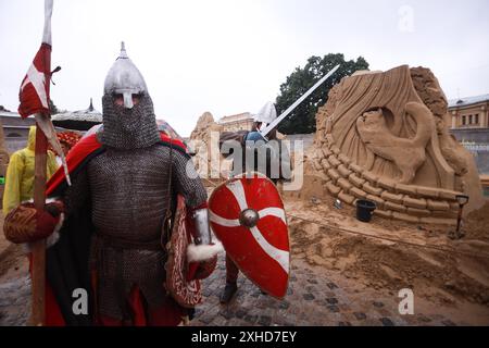 Animatoren, die während des jährlichen Sandskulpturenfestes im Alekseevsky Ravelin der Peter-und-Paul-Festung als Ritter gekleidet sind, in der Nähe von Sandskulpturen. Das diesjährige Thema lautet „die Sonne des russischen Landes“. Im Mittelpunkt stehen herausragende historische Persönlichkeiten Russlands: Der Dichter Alexander Puschkin und Prinz Alexander Newski. „Die Zuschauer werden Sandkompositionen sehen, die die heldenhaften Taten Alexander Newskis darstellen, sowie Darstellungen und Charaktere aus Puschkins Werken, die von Meistern aus Russland, Weißrussland und Indien gemacht wurden. Darüber hinaus wird die Ausstellung eine Skulptur des ersten Kosmonauten der UdSSR, Juri GA, zeigen Stockfoto