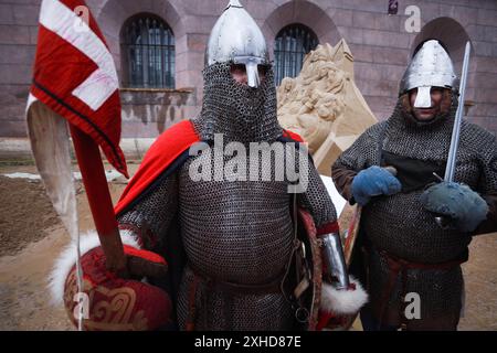 Animatoren, die während des jährlichen Sandskulpturenfestes im Alekseevsky Ravelin der Peter-und-Paul-Festung als Ritter gekleidet sind, in der Nähe von Sandskulpturen. Das diesjährige Thema lautet „die Sonne des russischen Landes“. Im Mittelpunkt stehen herausragende historische Persönlichkeiten Russlands: Der Dichter Alexander Puschkin und Prinz Alexander Newski. „Die Zuschauer werden Sandkompositionen sehen, die die heldenhaften Taten Alexander Newskis darstellen, sowie Darstellungen und Charaktere aus Puschkins Werken, die von Meistern aus Russland, Weißrussland und Indien gemacht wurden. Darüber hinaus wird die Ausstellung eine Skulptur des ersten Kosmonauten der UdSSR, Juri GA, zeigen Stockfoto