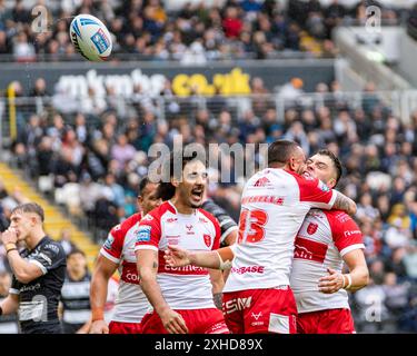 Rumpf, Großbritannien. Juli 2024. Betfred Super League, Runde 17: Hull FC gegen Hull Kingston Rovers (KR). Elliot Michella feiert, indem er Matty Storton nach seinem Versuch begrüßt. Credit Paul Whitehurst/PBW Media/Alamy Live News Stockfoto