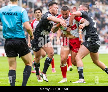 Rumpf, Großbritannien. Juli 2024. Betfred Super League, Runde 17: Hull FC gegen Hull Kingston Rovers (KR). CElliot Minchella von Hull KR wurde von der Hull FC-Verteidigung angegriffen. Redit Paul Whitehurst/PBW Media/Alamy Live News Stockfoto