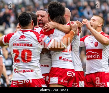 Rumpf, Großbritannien. Juli 2024. Betfred Super League, Runde 17: Hull FC gegen Hull Kingston Rovers (KR). Elliot Minchella feiert mit dem Team. Credit Paul Whitehurst/PBW Media/Alamy Live News Stockfoto