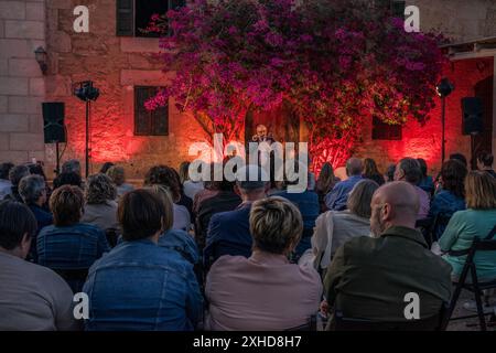 Joan Tomàs Martínez, Joan Navarro und Raquel Santanera, Gedichte und Weine im Weingut Can Majoral, Fundació Mallorca Literària, Algaida, Mallorca, Balearen, Spanien. Stockfoto