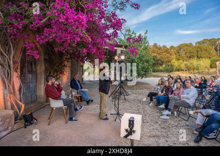 Joan Tomàs Martínez, Joan Navarro und Raquel Santanera, Gedichte und Weine im Weingut Can Majoral, Fundació Mallorca Literària, Algaida, Mallorca, Balearen, Spanien. Stockfoto