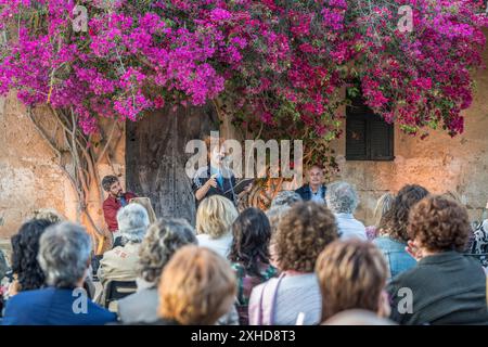 Joan Tomàs Martínez, Joan Navarro und Raquel Santanera, Gedichte und Weine im Weingut Can Majoral, Fundació Mallorca Literària, Algaida, Mallorca, Balearen, Spanien. Stockfoto