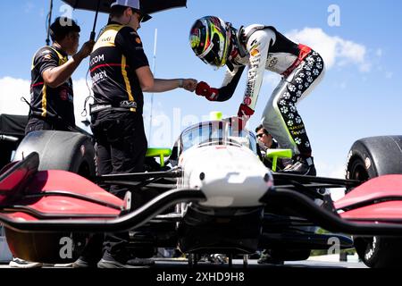 Elkhart Lake, Wi, USA. Juni 2024. STING RAY ROBB (41) aus Payette, Idaho, steigt auf der Boxenstraße in ihr Auto, bevor er zum XPEL Grand Prix an der Road America in Elkhart Lake WI trainiert. (Kreditbild: © Walter G. Arce Sr./ASP via ZUMA Press Wire) NUR REDAKTIONELLE VERWENDUNG! Nicht für kommerzielle ZWECKE! Stockfoto